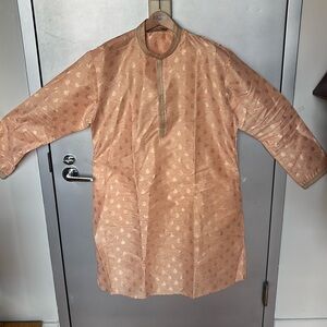 Authentic Indian Kurta
Salmon / light pink
44
Gold patterns 
Hook button up seam